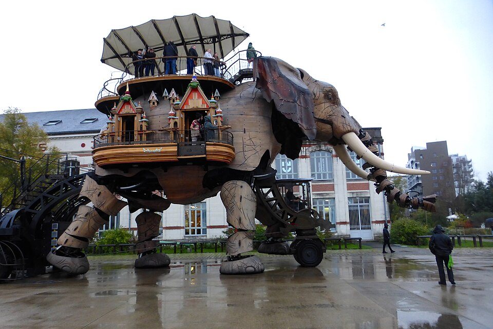 The Grand Éléphant walking in front of the Nefs