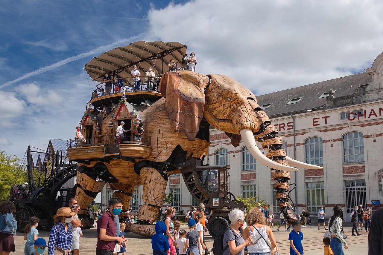 How the Grand Éléphant actually works, and where to stand