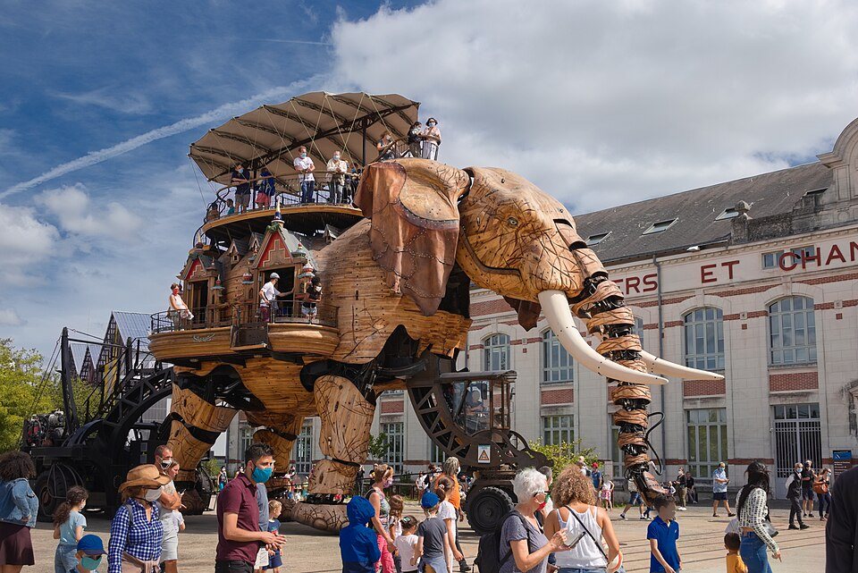 How the Grand Éléphant actually works, and where to stand