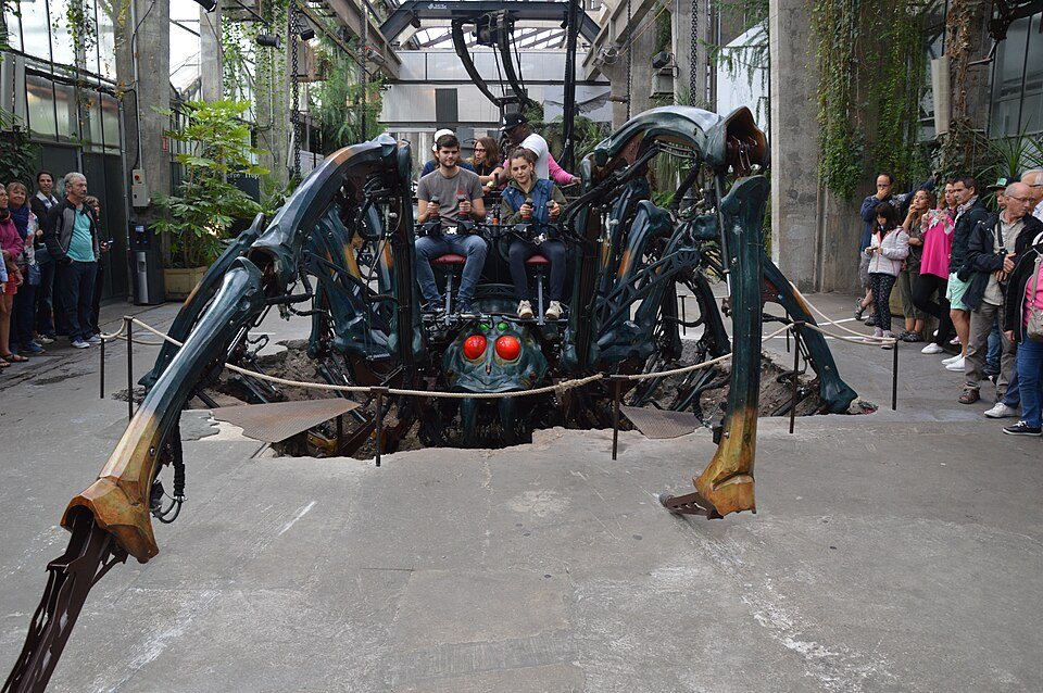 The giant spider carrying riders inside the Galerie des Machines